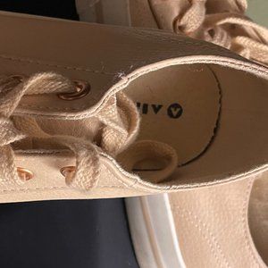 Tan Leather Airwalks - 6.5